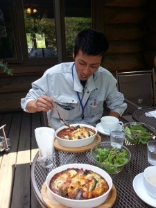 ロッキーガーデンで昼食をいただきました。食べているのは秘書室の濱田隆平です。