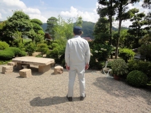 青山氏のお宅の庭にて何かを見つめるくまさん