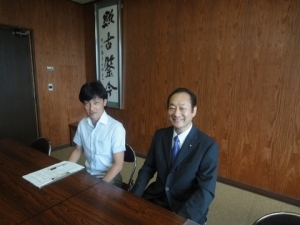 森本正章院長(右)と総務課防災担当の小林係長