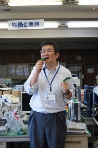 仕事終わり、おいしそうにきゅうりを食べる滝澤係長