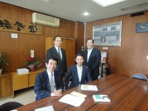 参議院議員の谷合正明氏(前列右)と面会