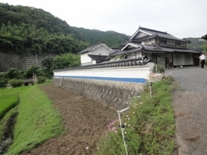 青いラインの入った囲いのあるお家