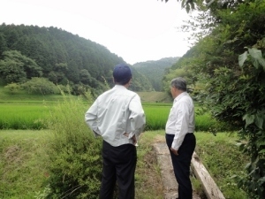 中川にて電気柵の補修中