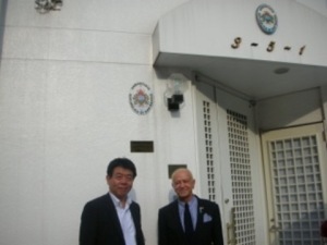 サンマリノ共和国大使館前にて
