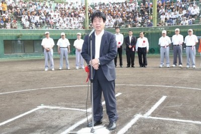 開会式であいさつを述べました