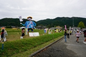 田んぼに並ぶ個性あふれるかかし