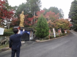 観音寺で赤く色づき始めたもみじを見るくまさん