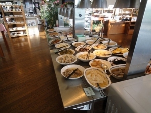 地元産の食材を活かした愛の村ならではの「おかず」が並んでいます
