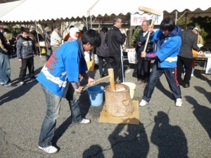 上山棚田で収穫したお米で餅つき