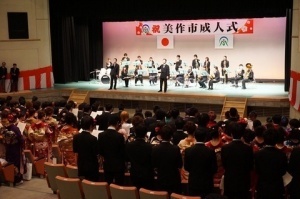 ジョイフルバンドの演奏に合わせて校歌を歌いました