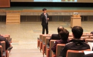 講演をする安川氏
