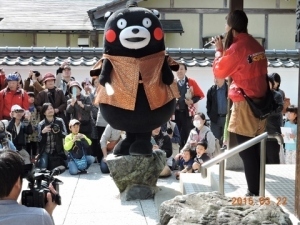 くまモン登場し賑わう