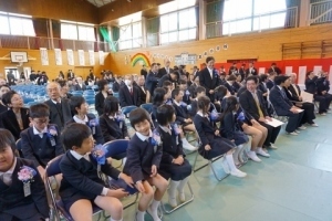 児童をはじめ卒業生、地域の方々が集まりました