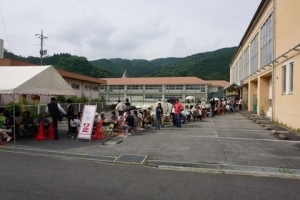 作東の販売所での行列