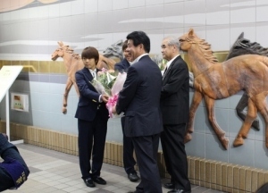 花束を贈呈しました