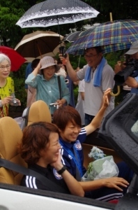 声援に手を振って応える宮間選手