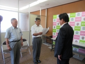 鳥越委員長が建議を読み上げました