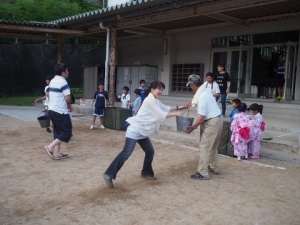 バケツリレー競争。防災にも力を入れられています