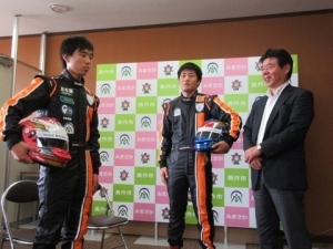 レースに臨む意気込みを述べる両選手