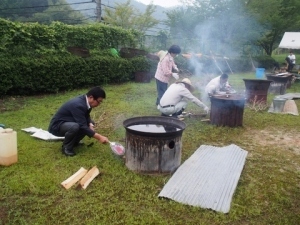 茶葉を煮るための火おこしをしました