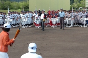 始球式。マウンドからの投球!