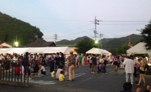 屋台が並び、多くの人が祭りを楽しみました