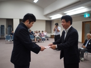 激励金を手渡しました
