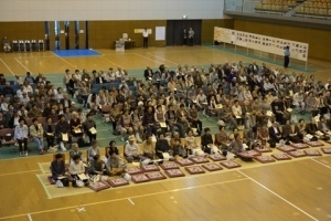 大勢の方が集まり、会場には絵や写真の展示もありました