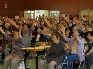 体操をする参加者の皆さん