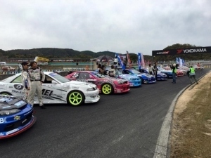 レーシングカーが並びます