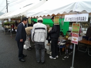 各自治振興協議会による出店テント村
