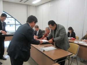 委員さんへ委嘱状を手渡しました