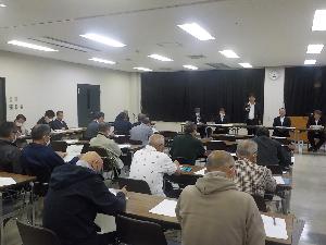 作東地域行政懇談会で話をする萩原市長