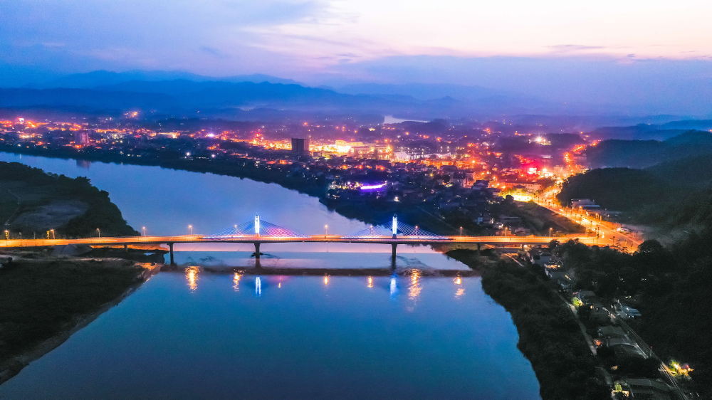 ライトアップされるバック・ラム橋