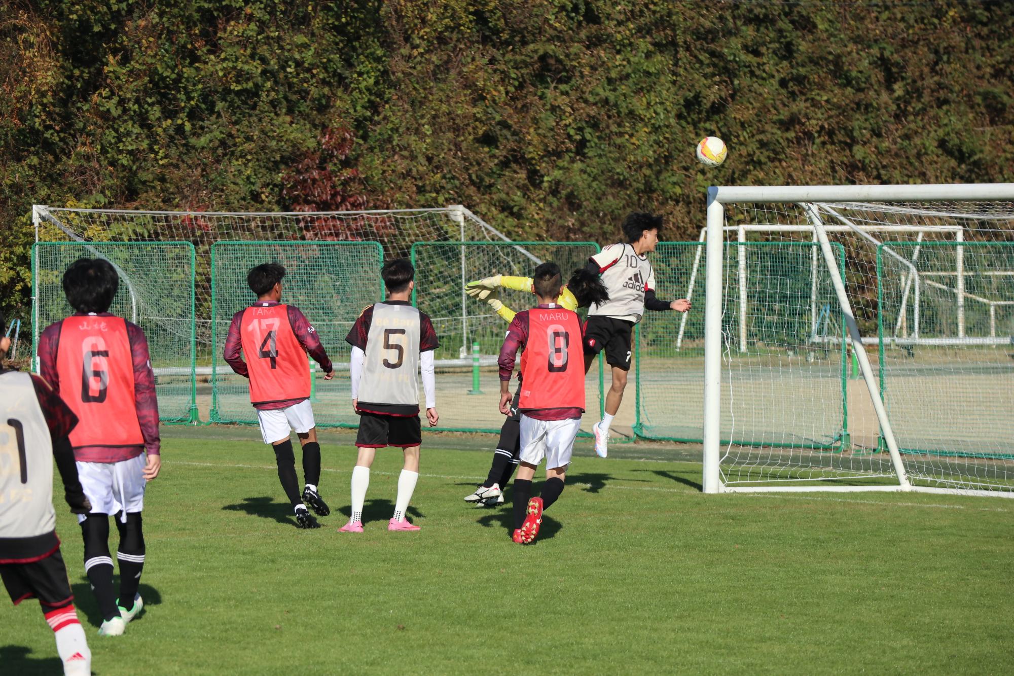 ゴール前の攻防の様子