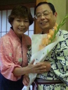 河股満寿子さんからいただいた花をお持ちいただき記念撮影