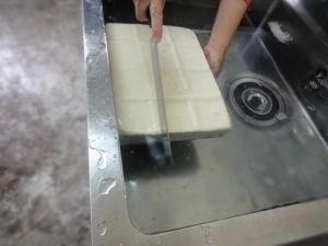 その場でできたての木綿豆腐を切っていただきました