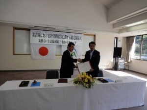 おかやまコープ理事長の平田昌三氏と固い握手を交わしました