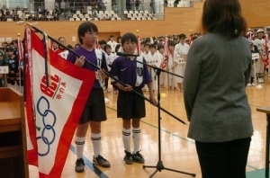 大川教育長より団旗の授与をしました