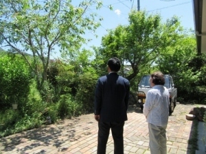 妹尾和子さんと。木々は緑ですが、話には花が咲きました