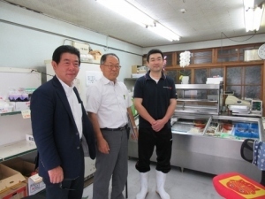 魚屋をされている福本区長の小川美成さんと