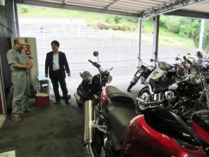 鳥渕区長の中瀬博さんと。お店に並ぶバイクを見せていただき、心が踊りました。