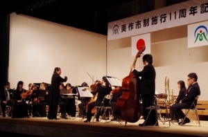 岡山フィルハーモニック管弦楽団の美しい演奏でスタート