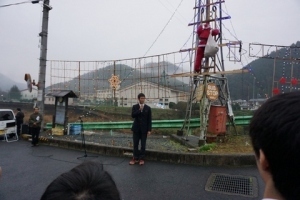 林野高校生徒会長あいさつ。後ろではサンタクロースが鉄塔を登っています。