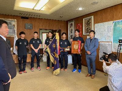 ショウワコーポレーションの皆さんに優勝報告をしていただく萩原市長