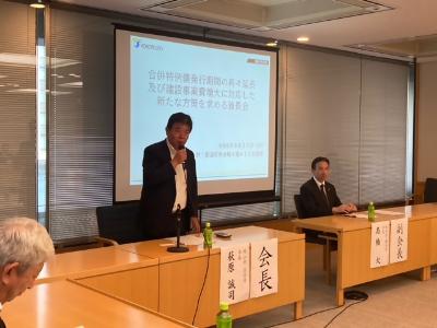 合併特例債発行可能期間の再々延長及び建設事業費増大に対応した新たな方策を求める首長の会による意見交換会で発言する萩原市長