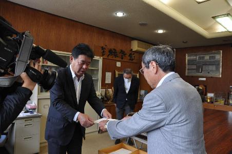 福田教育長に、任命書を交付する萩原市長