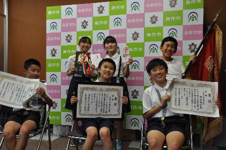 自転車大会県大会優勝を報告した大原小学校6年生6名の皆さん