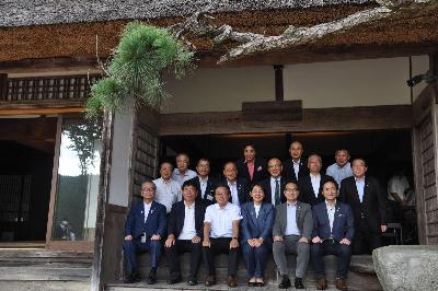 岡山県市長会議において全15市の市長さんと記念写真
