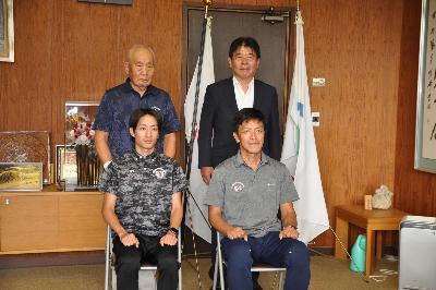 自衛隊陸上班の選手と監督と記念撮影する萩原市長